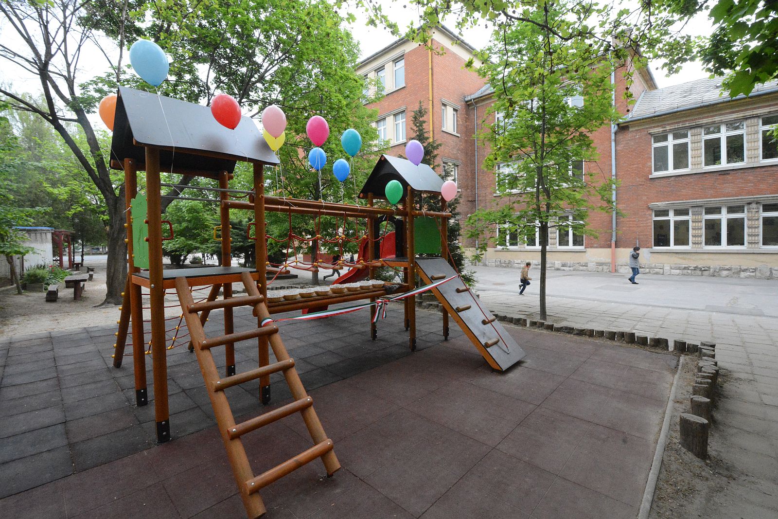 Új játékok a Rákóczi Általános Iskola udvarán